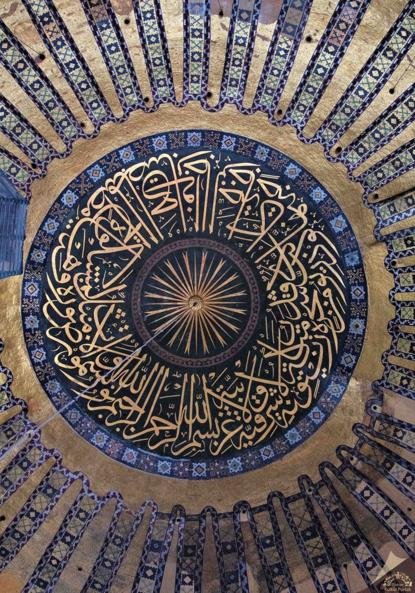 Ayasofya Camii Kubbesi; Nur Suresi 35.ayetinin bir kısmı, Hattat Kazasker Mustafa İzzet Efendi (1801-1876, neyzen, bestekar, “Tarz-ı Cedid" makamının mucidi).