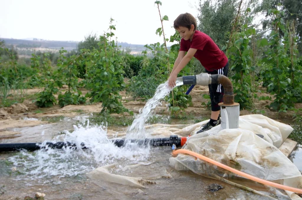 Yeni artezyen kuyusunun ilk suları